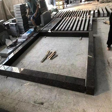 Làpida de granit negre i marró Làpida i monument marró