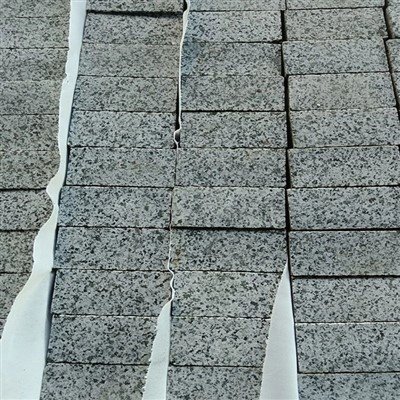 G654 Llambordes de granit gris fosc serrat